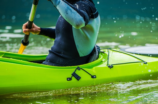 Zdjęcie kayakowanie rekreacyjne na jeziorze