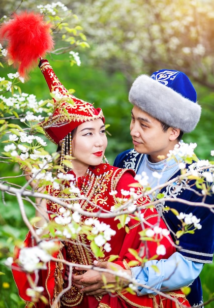 Kazachska para w ogrodzie