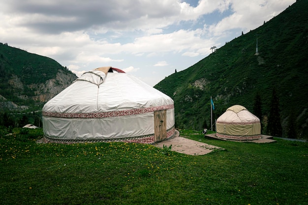 Kazachska tradycyjna jurta w górach Kemping na świeżym powietrzu w tradycyjnej koncepcji yourt Podróżuj po Kazachstanie