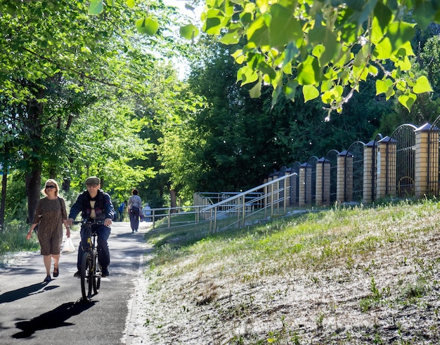 Kazań Rosja 06182021 Letnia czerwcowa ulica pełna puchu topoli