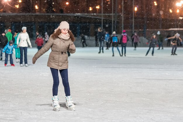 KAZAN RUSJA 22 JANUARY 2017 Kobieta na lodowisku wieczorem