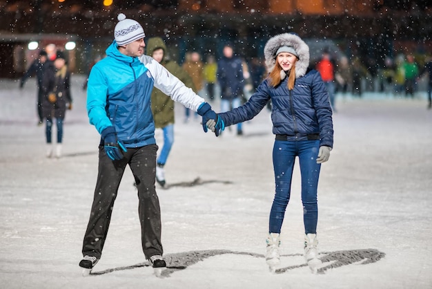 KAZAN RUSJA 22 JANUARY 2017 Mężczyzna i kobieta trzymający się za ręce na lodowisku wieczorem