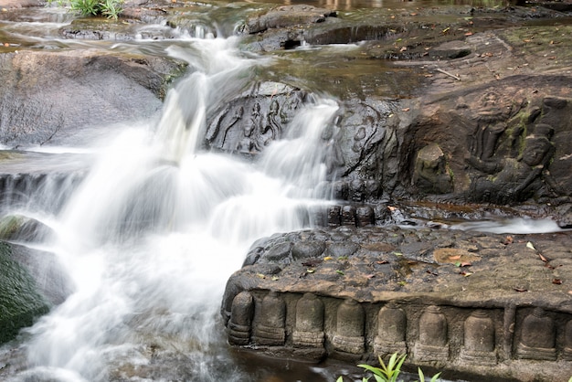 Kbal Spean tajemniczy wodospad w górach Kulen starożytnego imperium Khmerów w prowincji Siem Reap w Kambodży