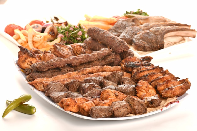 Kebab tradycyjne tureckie greckie mięso i jedzenie kurczaków na białym tle