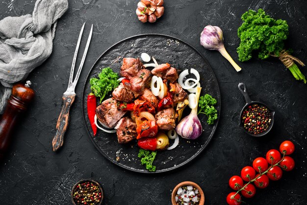 Kebab w talerzu Pieczone mięso z cebulą i pomidorami Grill Widok z góry Wolne miejsce na tekst Styl rustykalny