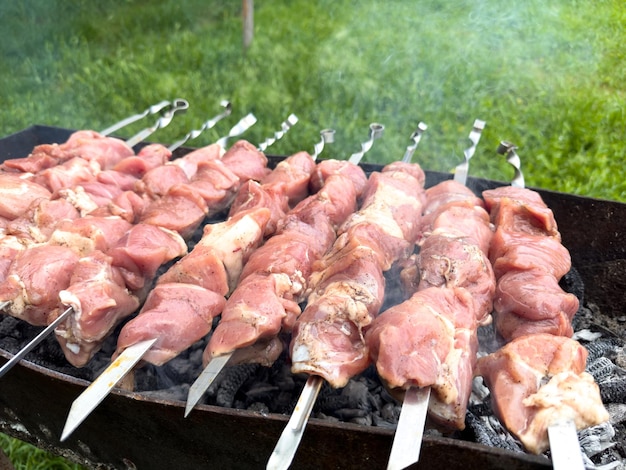 Zdjęcie kebab wieprzowy jest grillowany na węglu drzewnym na grillu