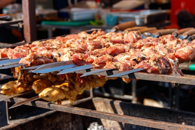 Kebab z grilla gotowanie na metalowym szpikulcu. Pieczone mięso gotowane na grillu. Tradycyjne danie wschodnie, szaszłyk. Grill na węglu drzewnym i płomieniu, piknik, jedzenie uliczne