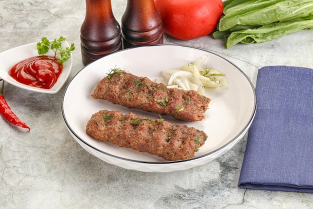 Zdjęcie kebab z wołowiną, cebulą i sosem