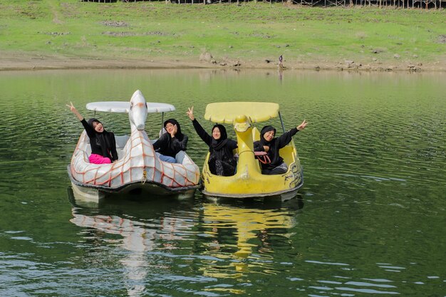 Kebumen Lipiec 2022 Turyści płyną łodzią w kształcie kaczki po pięknym jeziorze