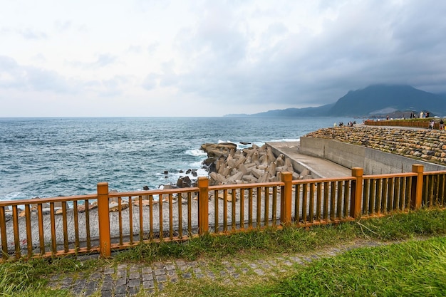 Keelung City Taiwan SEP 14 2019 Bloki falowe wzdłuż nabrzeża na wybrzeżu