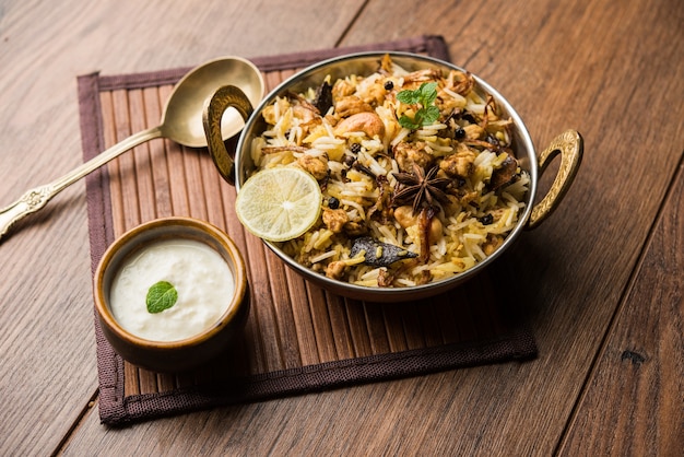 Keema lub Kheema Biryani - Pachnąca i pikantna mielona jagnięcina lub koza lub kurczak gotowany w aromatycznych przyprawach z ryżem basmati. podawane w karahi z twarogiem. selektywne skupienie