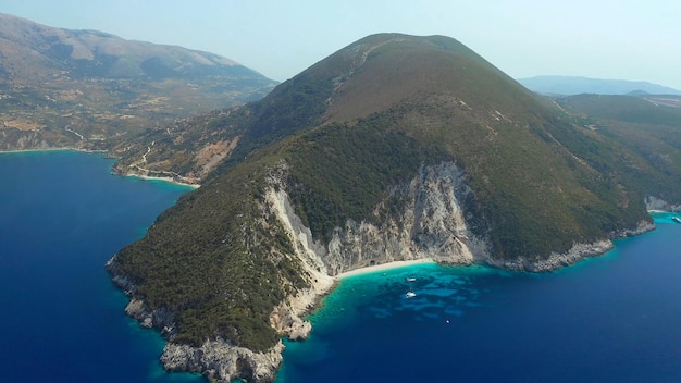 Kefalonia to wyspa na Morzu Jońskim na zachód od Grecji kontynentalnej