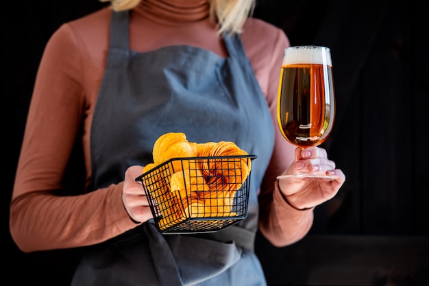 Kelner kobieta trzyma piwo z frytkami