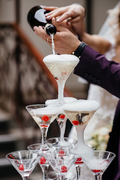 Kelner napełnił piramidę szklanej fontanny szampana