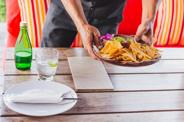 Kelner Serwujący Meksykańskie Chipsy Nachos Z Dipem Guacamole