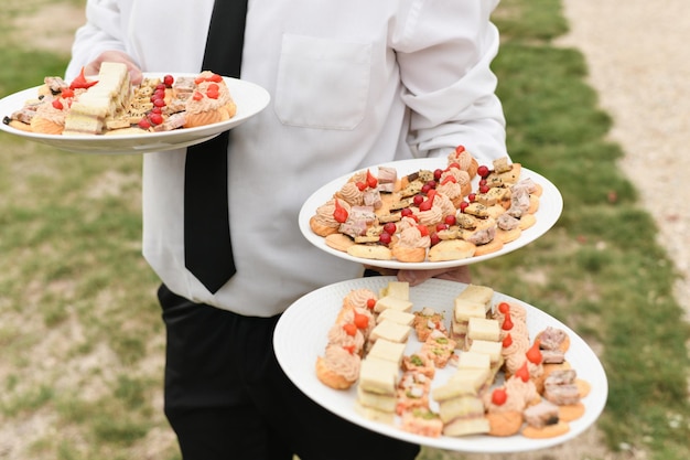 Kelner serwuje małe przekąski na weselu The Catering