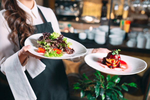 Kelner Służący W Ruchu Na Służbie W Restauracji. Kelner Niesie Naczynia