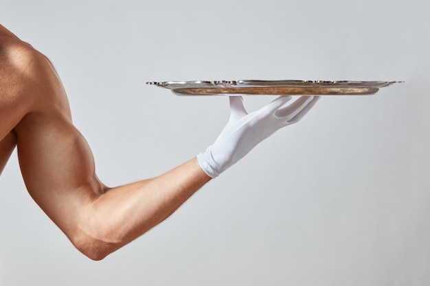 Kelner Z Muskularną Ręką W Białej Rękawiczce Trzymający Metalową Pustą Tacę