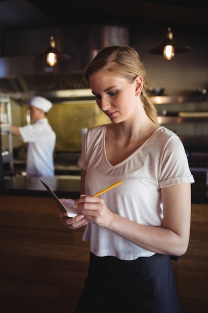 Kelnerka przyjmująca zamówienia w restauracji