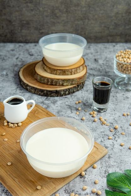 Kembang Tahu lub Douhua to chińska przekąska zrobiona z bardzo miękkiego tofu kembang tahu to napój imbirowy i zawiera tofu z beancurd z soku sojowego i syropu z cukru palmowego