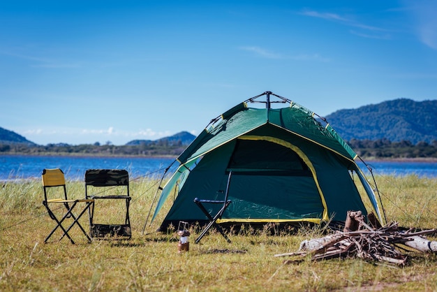 Kempingowy zielony namiot w pobliżu jeziora, bez ludzi
