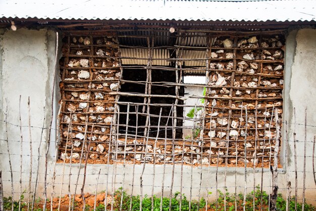 Kenia, miasto Malindi. Szczegół tradycyjnej techniki budowania biednych domów