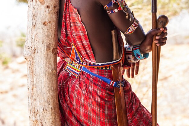 Zdjęcie kenia. szczegół tradycyjnego czerwonego stroju masajów.
