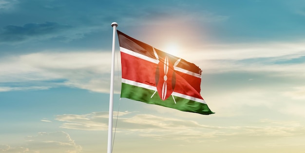Zdjęcie kenijska flaga macha na niebie