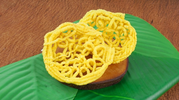 Kerupuk Mie czyli krakersy z makaronem to najpopularniejsze jedzenie w Indonezji Zrobiony z żółtego makaronu i czosnku Smażony na gorącym oleju Pikantny i chrupiący