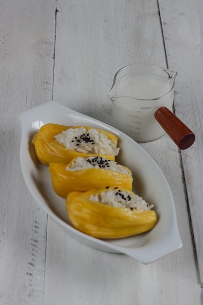 Ketan nangka czyli Sticky rice w jackfruit zwieńczona mlekiem kokosowym i sezamemTajski deser