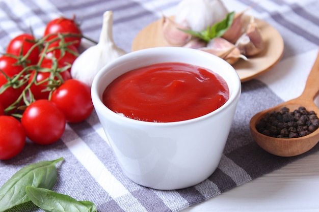 Ketchup Na Stole Sos Pomidorowy świeże Pomidory