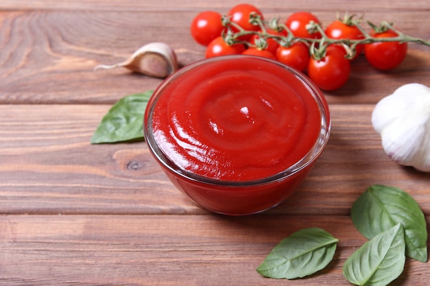 Zdjęcie ketchup na stole sos pomidorowy świeże pomidory