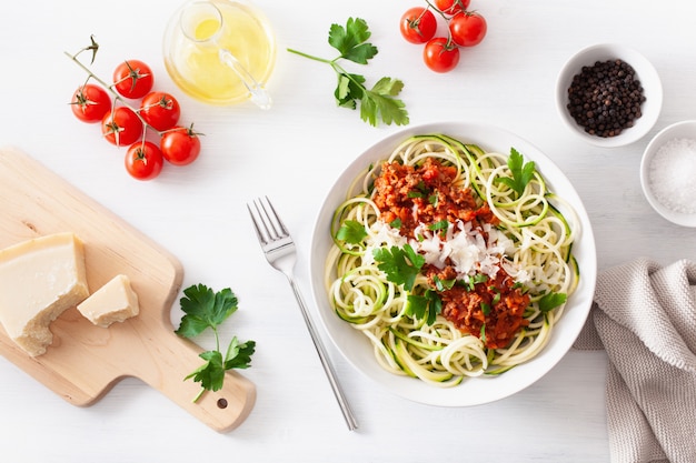 Keto Paleo Zoodles Bolognese: Makaron Cukiniowy Z Sosem Mięsnym I Parmezanem