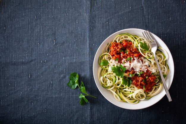 Keto Paleo Zoodles Bolognese: makaron cukiniowy z sosem mięsnym i parmezanem