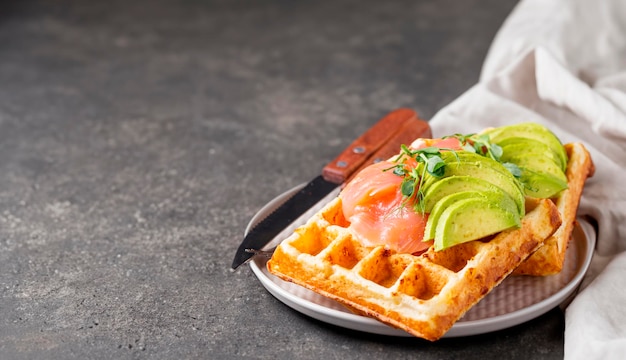 Keto serowy wafel z awokado i łososiem