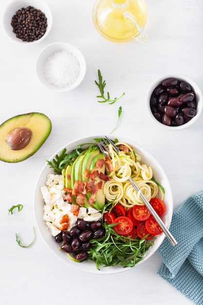 Ketogeniczna miska na lunch: spiralna cukinia z awokado, pomidorem, serem feta, oliwkami, boczkiem