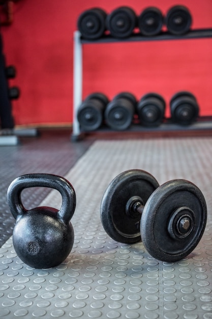 Kettlebell obok hantli