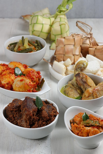 Ketupat Lebaran Podawany Z Sambal Goreng Opor Ayam Sayur Labu Siam Rendang I Telur Balado