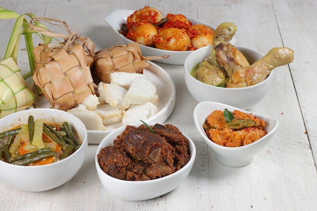 Ketupat Lebaran podawany z sambal goreng opor ayam sayur labu siam rendang i telur balado