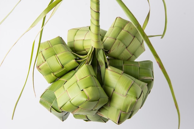 Ketupat lebaran to typowe indonezyjskie jedzenie w okresie świątecznym Ketupat, Eid al-Fitr