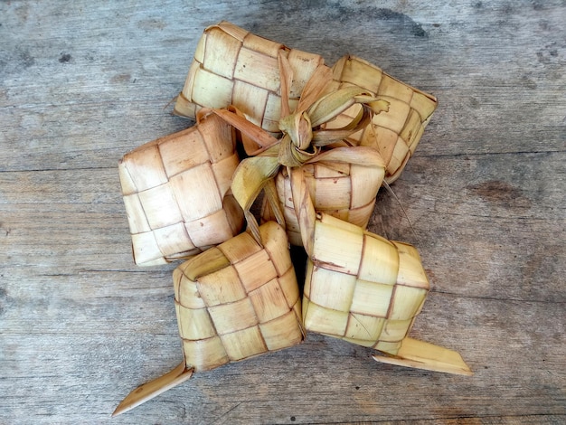 Ketupat lub knedle ryżowe na drewnianym tle Indonezyjskie jedzenie kulinarne