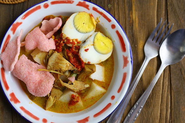 Ketupat Sayur Padang Curry warzywne z ryżowym ciastem prasowanym podawane z gotowanym jajkiem