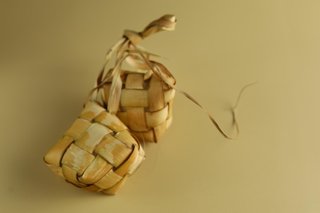 Ketupat to rodzaj knedla zrobionego z ryżu zapakowanego w pojemnik w kształcie rombu z plecionej palmy