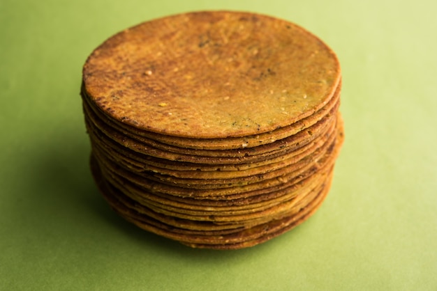 Khakhra lub Khakra to cienki krakers to popularne jedzenie na śniadanie Jain, Gujarati i Rajasthani. Podawany z Gorącą Herbatą i Ketchupem Pomidorowym. Na kolorowym lub drewnianym tle