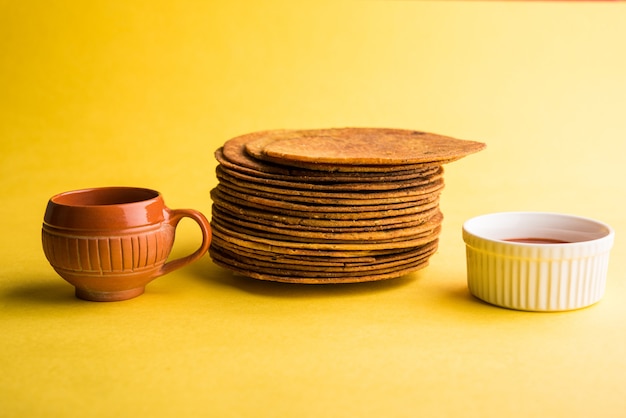 Khakhra lub Khakra to cienki krakers to popularne jedzenie na śniadanie Jain, Gujarati i Rajasthani. Podawany z Gorącą Herbatą i Ketchupem Pomidorowym. Na kolorowym lub drewnianym tle
