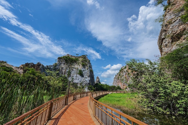 Khao Ngu Stone Park W prowincji Ratchaburi była to kiedyś stara kopalnia Później rozbudowana i ulepszona nowa jako atrakcja turystyczna Wygodny transport