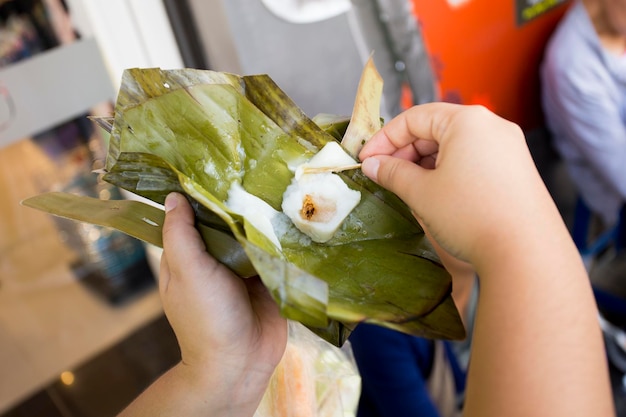 Khao Nom Nap Sticky Rice Coconut Dumpling Te słodkie przekąski są zrobione z lepkiego ryżu i kokosa