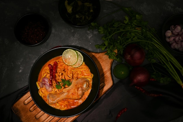 Khao Soi Kai czyli kremowe i lekko pikantne żółte curry z udkiem z kurczaka