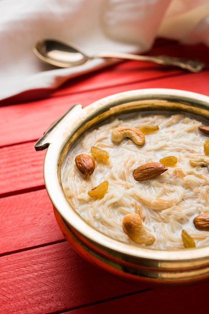 Khir lub kheer payasam znany również jako Sheer Khurma Seviyan spożywany zwłaszcza w Eid lub na jakimkolwiek innym festiwalu w Indiach lub Azji. Podawany z suszonymi owocami w misce