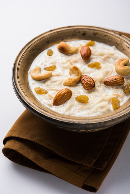 Khir Lub Kheer Payasam Znany Również Jako Sheer Khurma Seviyan Spożywany Zwłaszcza W Eid Lub Na Jakimkolwiek Innym Festiwalu W Indiach Lub Azji. Podawany Z Suszonymi Owocami W Misce